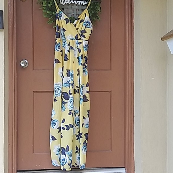 Active USA Dresses & Skirts - Beautiful floral maxi dress.